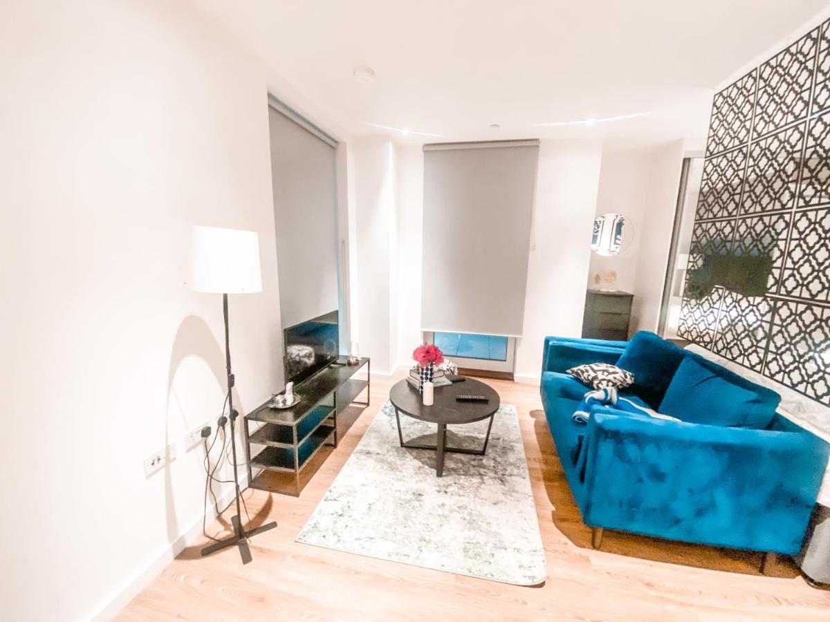Luxury Apartment - 1 Min From Station Londen Buitenkant foto