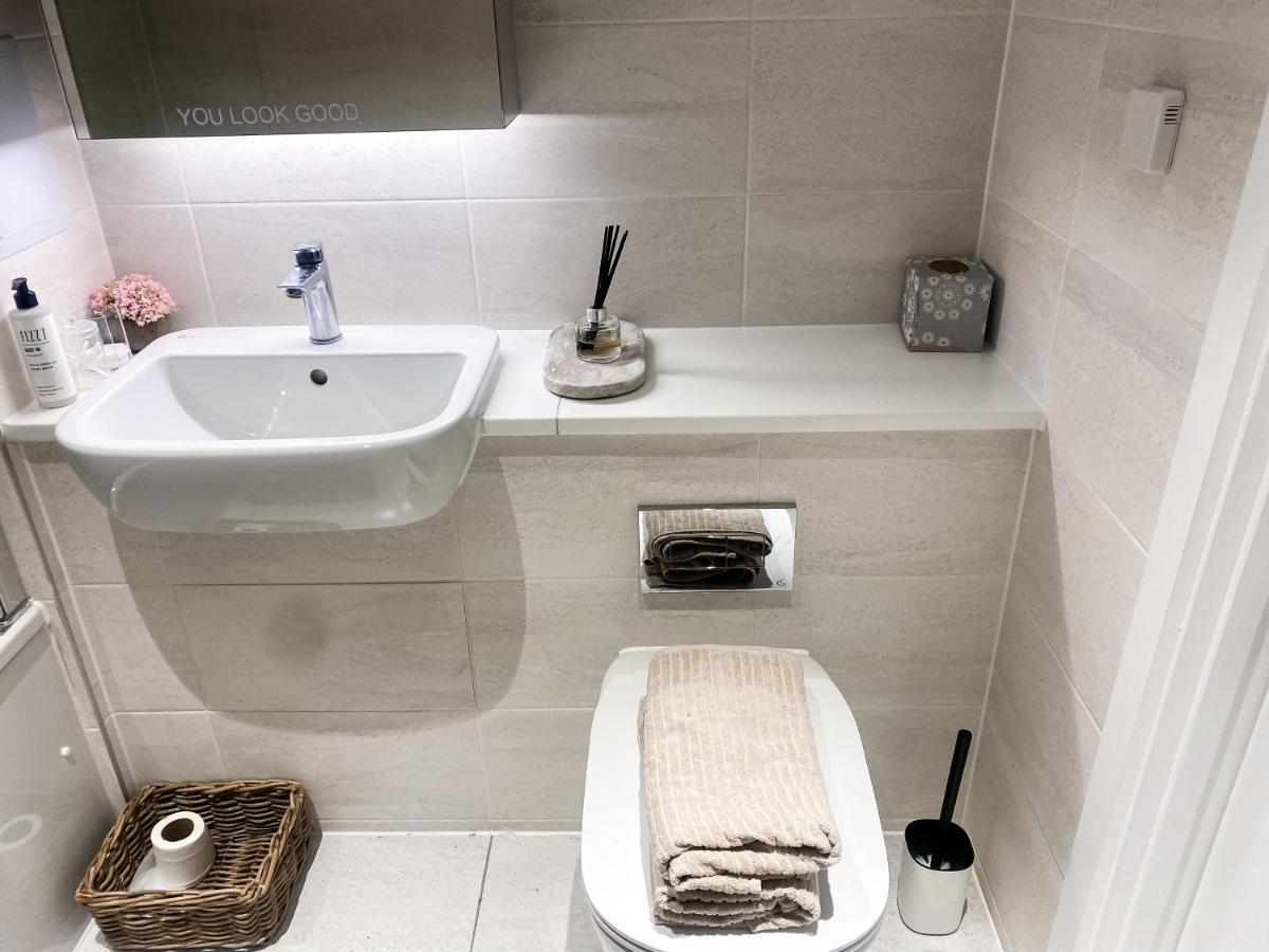 Luxury Apartment - 1 Min From Station Londen Buitenkant foto